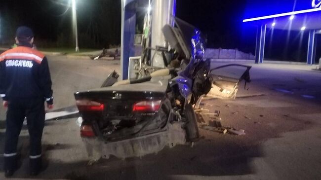 На месте ДТП, где водитель врезался в заправочную колонку в Красноярском крае