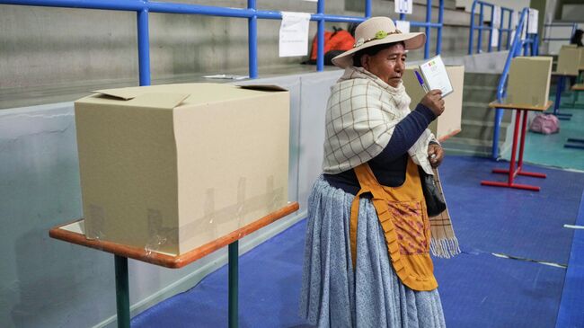 Голосование на избирательном участке во время выборов президента в Боливии