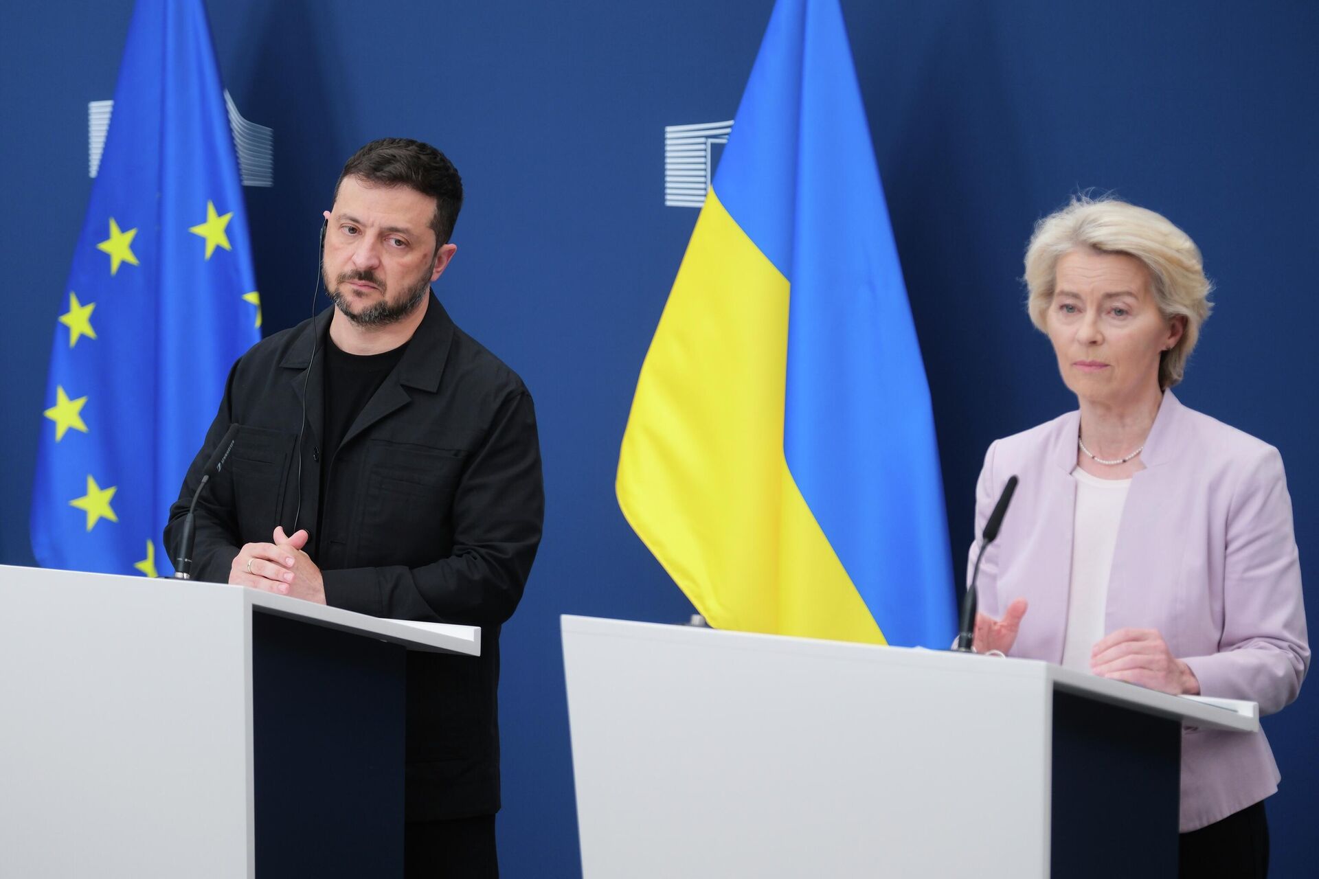 Председатель Европейской комиссии Урсула фон дер Ляйен и Владимир Зеленский во время пресс-конференции в штаб-квартире ЕС в Брюсселе, Бельгия Председатель Европейской комиссии Урсула фон дер Ляйен и Владимир Зеленский во время пресс-конференции в штаб-квартире ЕС в Брюсселе, Бельгия - РИА Новости, 1920, 26.08.2025