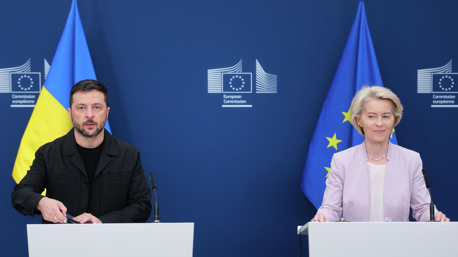 Председатель Европейской комиссии Урсула фон дер Ляйен и Владимир Зеленский во время пресс-конференции в штаб-квартире ЕС в Брюсселе, Бельгия - РИА Новости, 1920, 08.10.2025