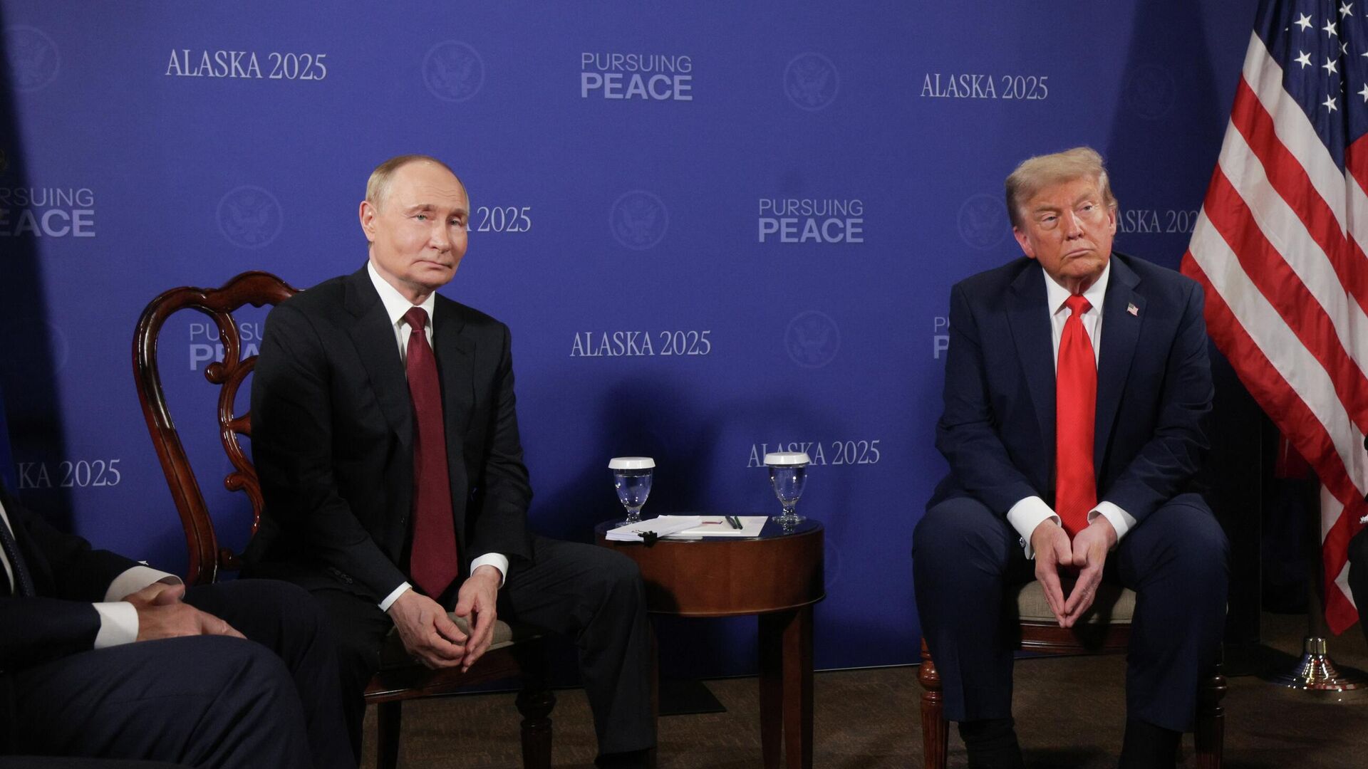 Президент РФ Владимир Путин и президент США Дональд Трамп (справа) во время переговоров в узком составе на Аляске - РИА Новости, 1920, 18.08.2025