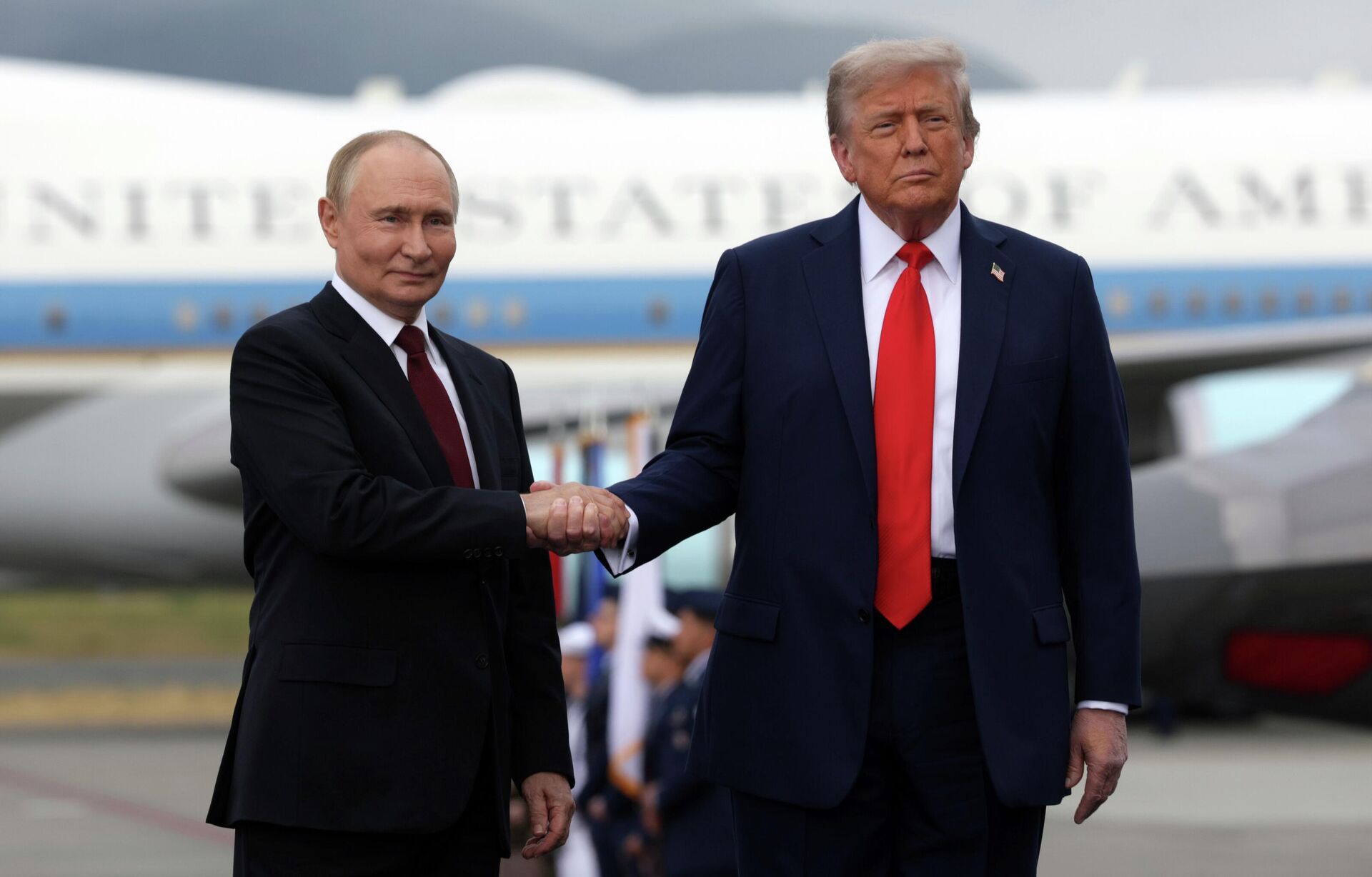 Президент РФ Владимир Путин и президент США Дональд Трамп во время встречи на военной базе Эльмендорф-Ричардсон на Аляске
