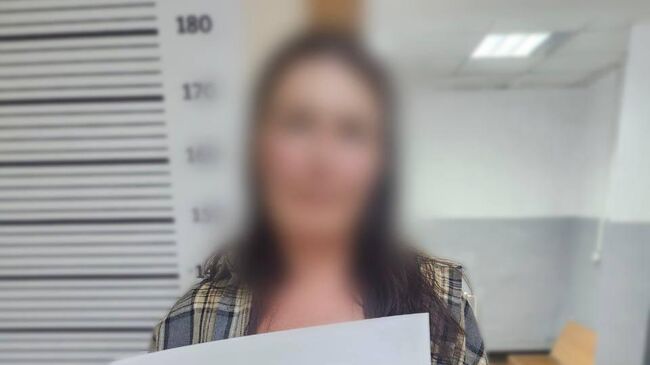 Женщина, уснувшая на сапборде