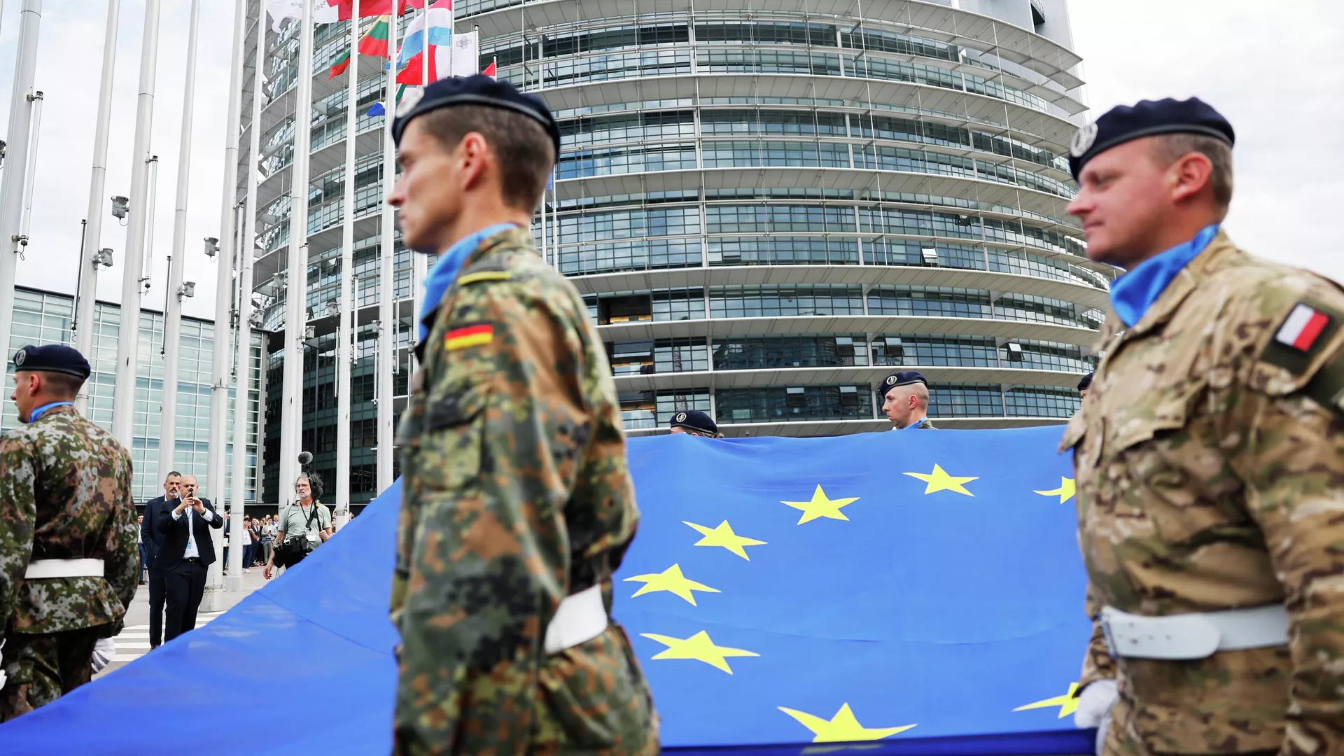 Personel militer dengan bendera UE di Strasbourg - RIA Novosti, 1920, 10.10.2025