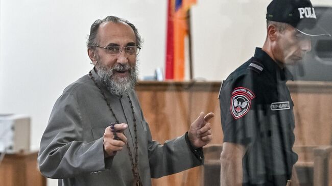 Глава Ширакской епархии ААЦ, архиепископ Микаэл Аджапахян в суде Еревана Глава Ширакской епархии ААЦ, архиепископ Микаэл Аджапахян в суде Еревана