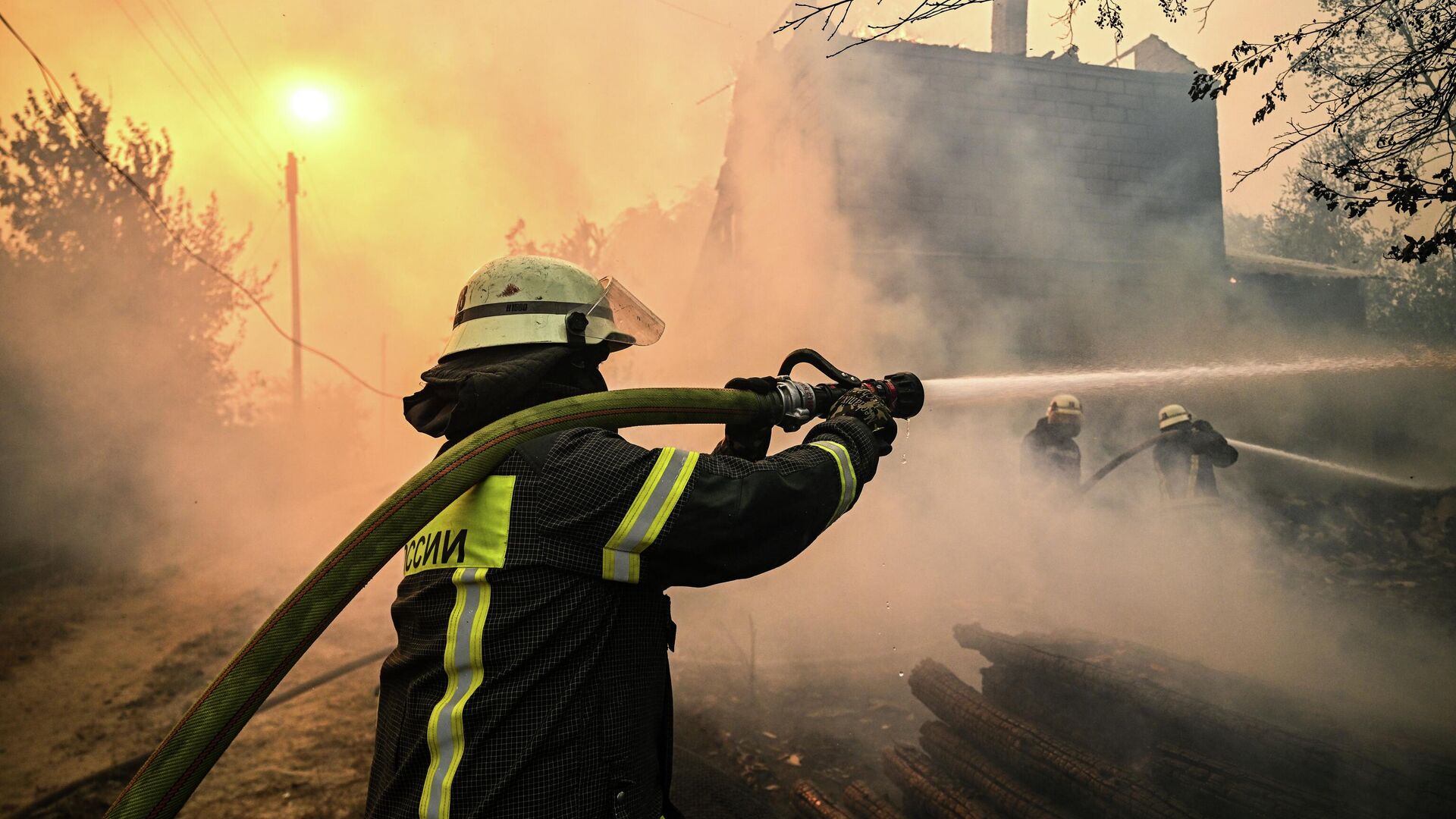 Сотрудники пожарной службы - РИА Новости, 1920, 14.12.2025