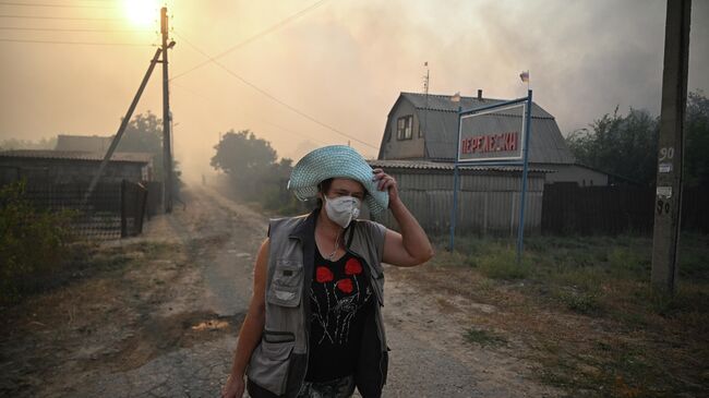 Местная жительница во время пожара в поселке Ольховские дачи Станично-Луганского округа Луганской народной республики