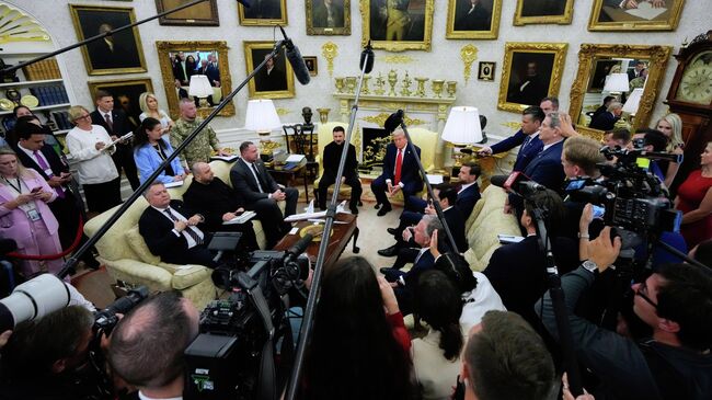 Президент США Дональд Трамп и Владимир Зеленский во время встречи в Овальном кабинете Белого дома