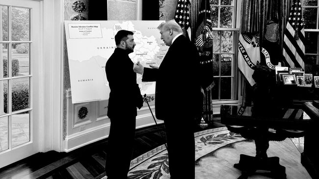 Замглавы аппарата Белого дома показал фото из Овального кабинета, где видна карта Украины Замглавы аппарата Белого дома показал фото из Овального кабинета, где видна карта Украины