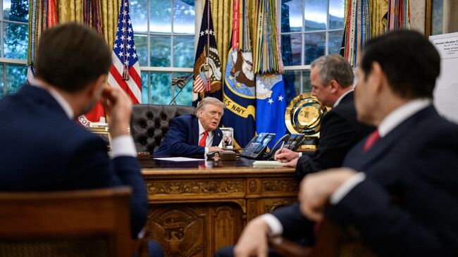 Дональд Трамп разговаривает с Владимиром Путиным после переговоров с европейскими лидерами