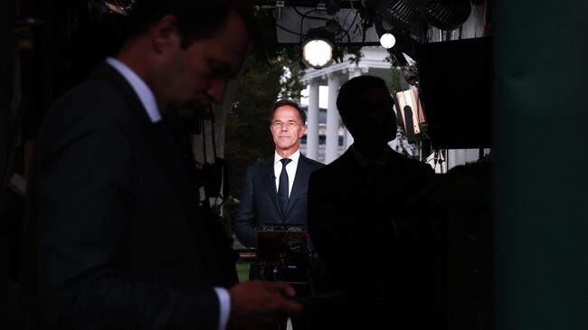 Генеральный секретарь НАТО Марк Рютте выступает во время телеинтервью Fox News возле Белого дома