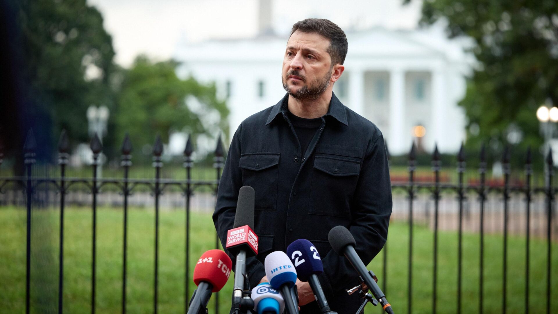 Владимир Зеленский беседует с журналистами по итогам переговоров с президентом США Дональдом Трампом в Вашингтоне Владимир Зеленский беседует с журналистами по итогам переговоров с президентом США Дональдом Трампом в Вашингтоне - РИА Новости, 1920, 19.08.2025