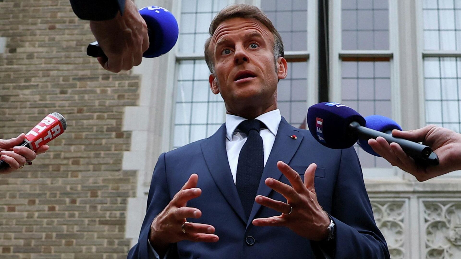 Президент Франции Эммануэль Макрон беседует с журналистами после встречи с президентом США Дональдом Трампом, европейскими лидерами и Владимиром Зеленским в Белом доме