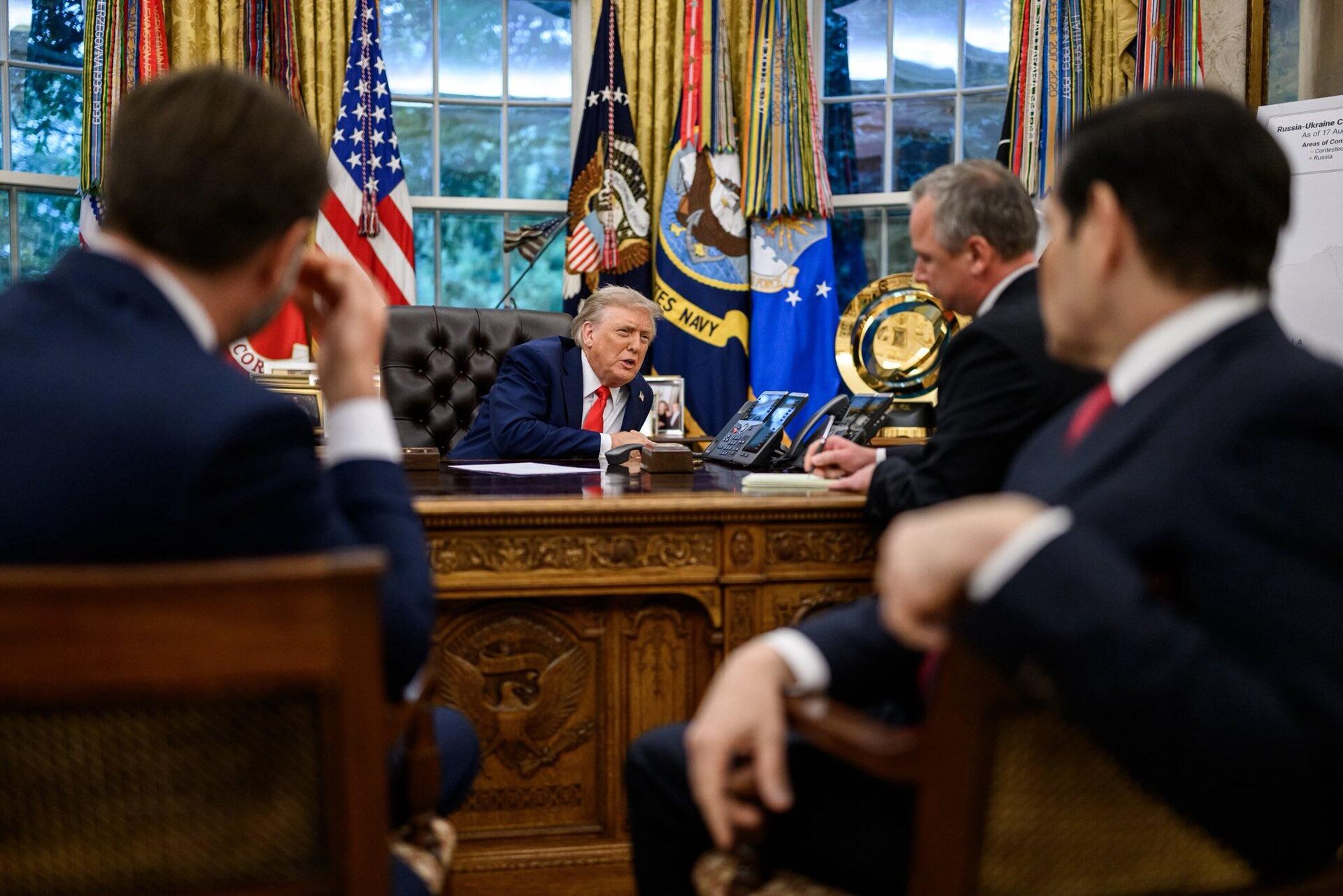 Президент США Дональд Трамп во время телефонного разговора с президентом РФ Владимиром Путиным в Овальном кабинете Белого дома в Вашингтоне - РИА Новости, 1920, 19.08.2025