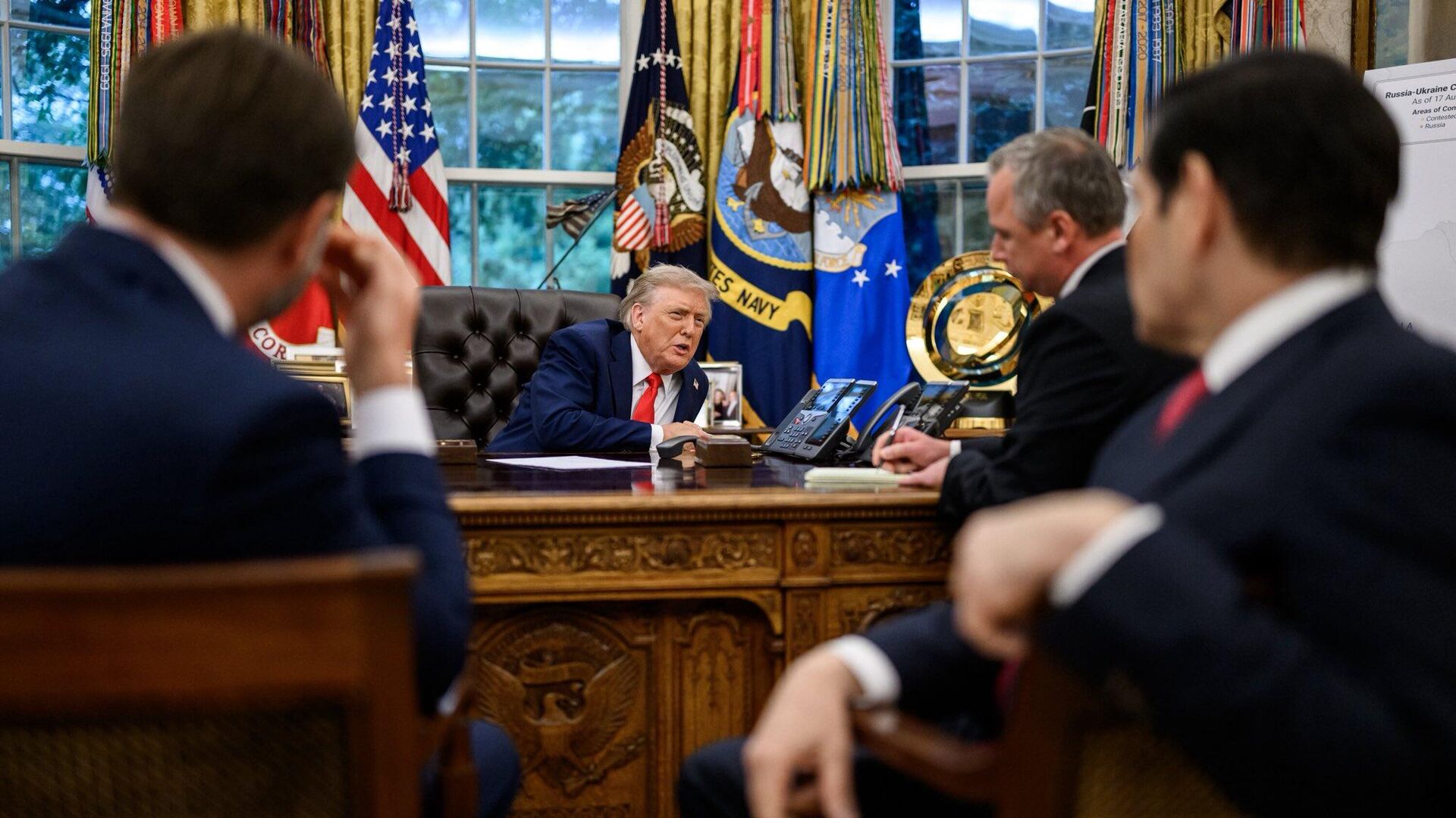 Президент США Дональд Трамп во время телефонного разговора с президентом России Владимиром Путиным в Овальном кабинете Белого дома в Вашингтоне - РИА Новости, 1920, 17.10.2025