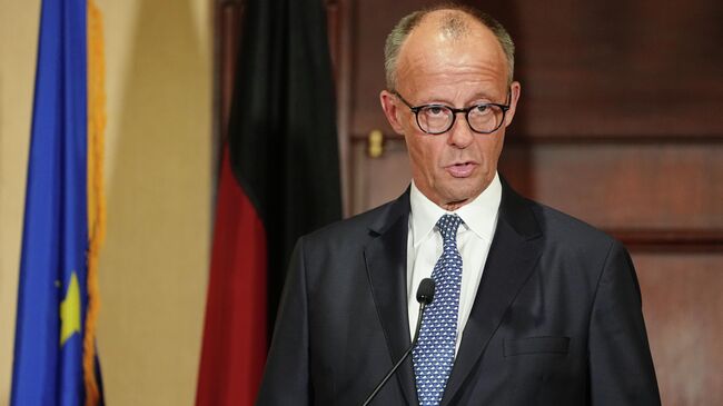 Канцлер Германии Фридрих Мерц беседует с журналистами после встречи с президентом США Дональдом Трампом, европейскими лидерами и Владимиром Зеленским в Белом доме