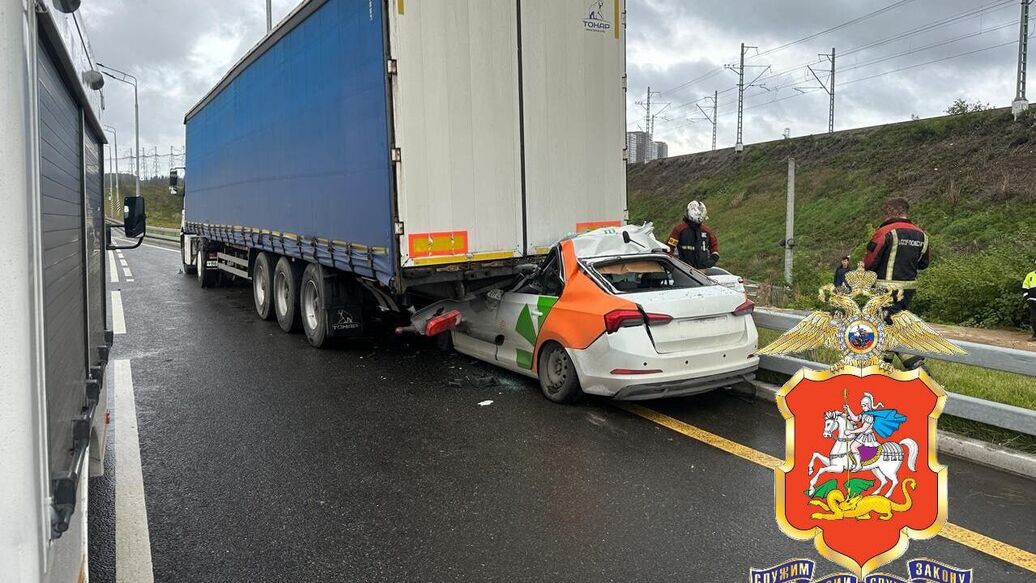 В Подмосковье машина каршеринга врезалась в фуру