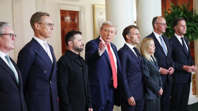 Дональд Трамп, Владимир Зеленский и европейские лидеры во время встречи в Белом доме