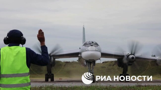 Полет над водами Японского моря стратегических ракетоносцев Ту-95мс