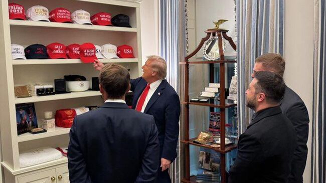 Президент США Дональд Трамп показал президенту Франции Эммануэлю Макрону и Зеленскому коллекцию своих кепок