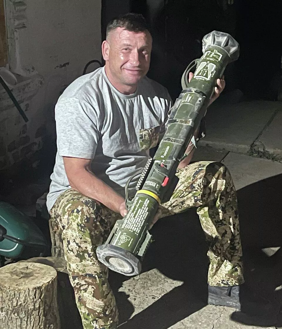 Евгений с трофейным оружием
