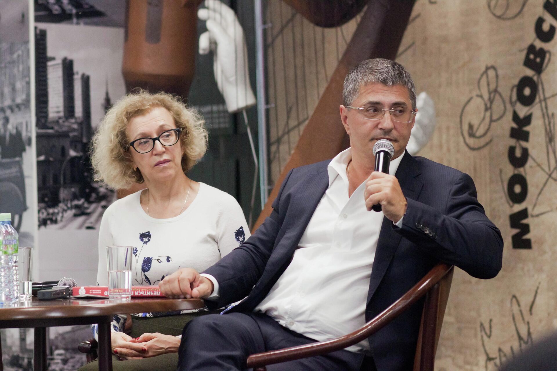 Александр Мясников и Ольга Шестова на презентации книги Пора лечиться правильно в Московском доме книги Александр Мясников и Ольга Шестова на презентации книги Пора лечиться правильно в Московском доме книги - РИА Новости, 1920, 19.08.2025