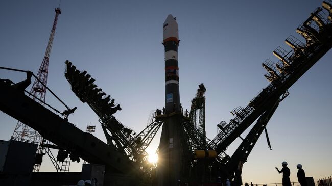 Установка ракеты-носителя Союз-2.1б с космическим аппаратом Бион-М на стартовую площадку космодрома Байконур