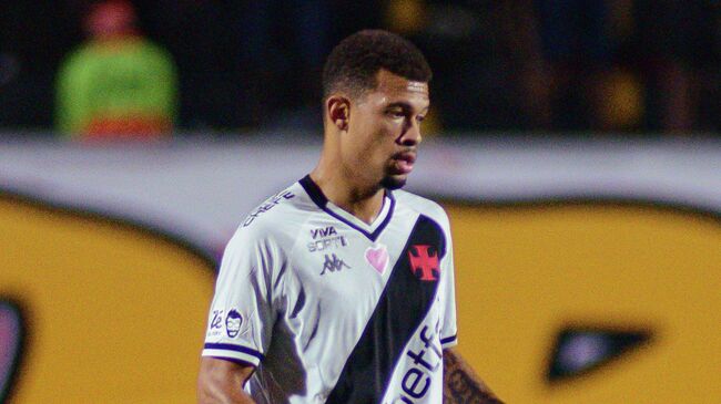 Бразильский защитник Жоао Виктор