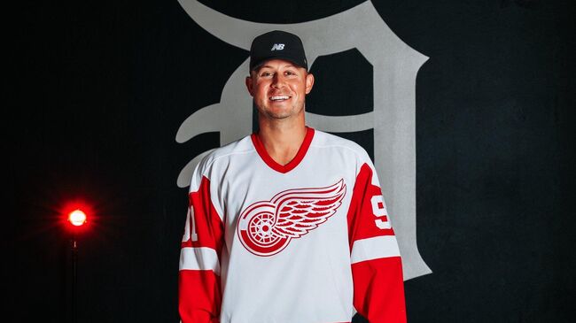 Спенсер Торклесон в джерси бывшего российского хоккеиста Детройт Ред Уингз Сергея Федорова