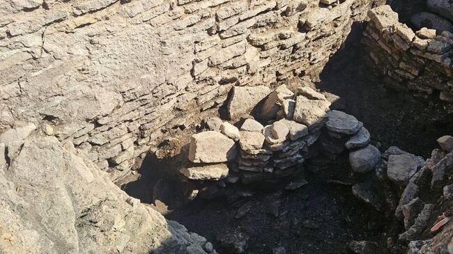 Каменная кладка эпохи князя Олега Вещего в крепости в Старой Ладоге (Ленинградская область)