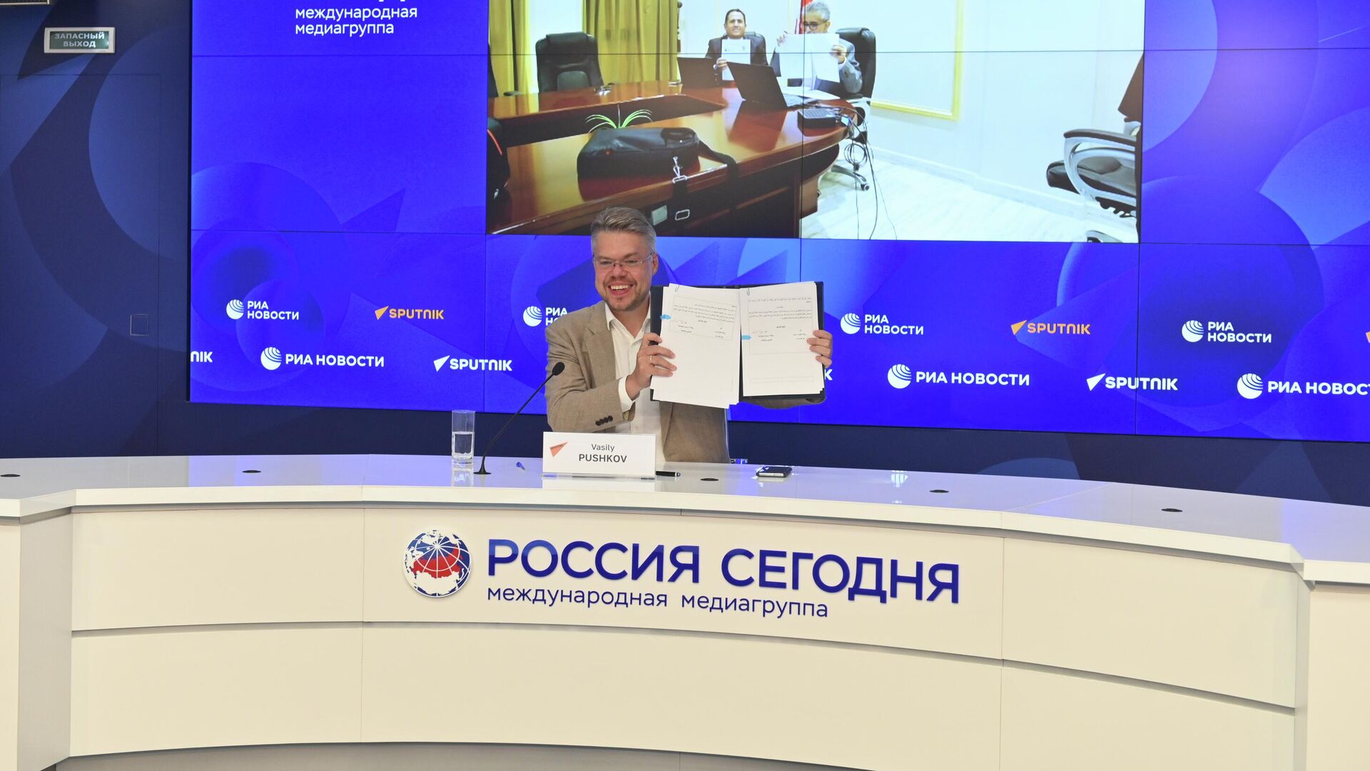 Директор по международному сотрудничеству Василий Пушков на церемонии подписания соглашения с йеменским новостным агенством SABA - РИА Новости, 1920, 20.08.2025