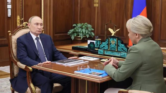 Президент РФ Владимир Путин и временно исполняющая обязанности губернатора Еврейской автономной области Мария Костюк во время встречи