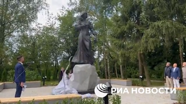 Открытие памятника политологу и публицисту Дарье Дугиной в парке Захарово в Подмосковье