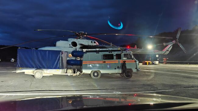 Вертолет вылетел в район поворота на Омсукчан для эвакуации женщин и детей с отрезанного участка трассы Вертолет вылетел в район поворота на Омсукчан для эвакуации женщин и детей с отрезанного участка трассы