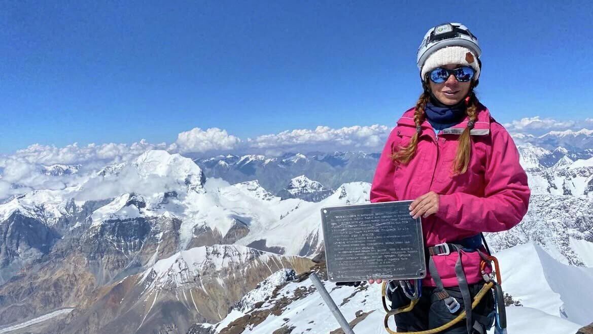 Жақында түкті тесігін жалады