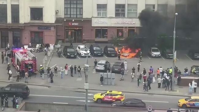 Пожар на парковке возле жилого дома на Кутузовском проспекте на западе Москвы