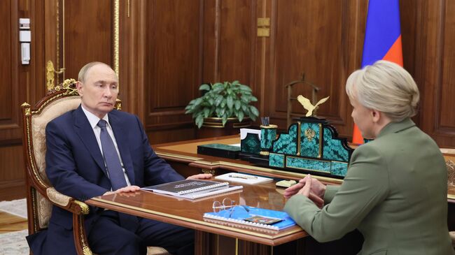 Путин на встрече с врио губернатора Еврейской автономной области Марией Костюк