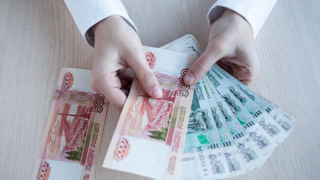 Девушка считает рубли