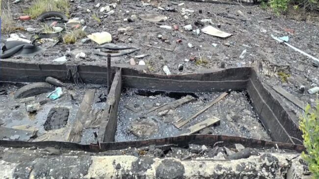 Котлован с разлитым гудроном на заброшенном промышленном объекте в селе Тамбовка Амурской области