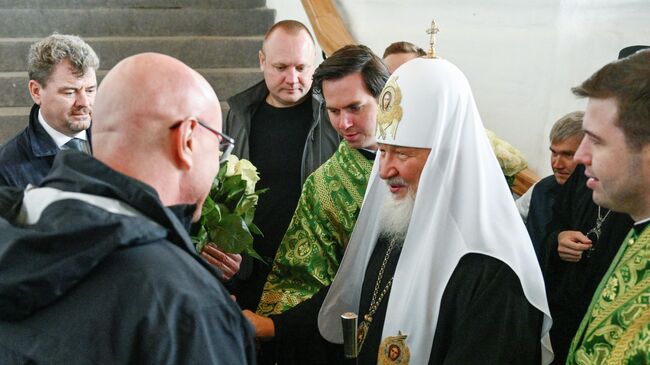 Заместитель председателя правительства РФ Дмитрий Чернышенко встречает патриарха Московского и всея Руси Кирилла в Троицком соборе Спасо-Преображенского Соловецкого ставропигиального мужского монастыря