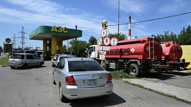 Очередь из автомобилей на заправочной станции во Владивостоке