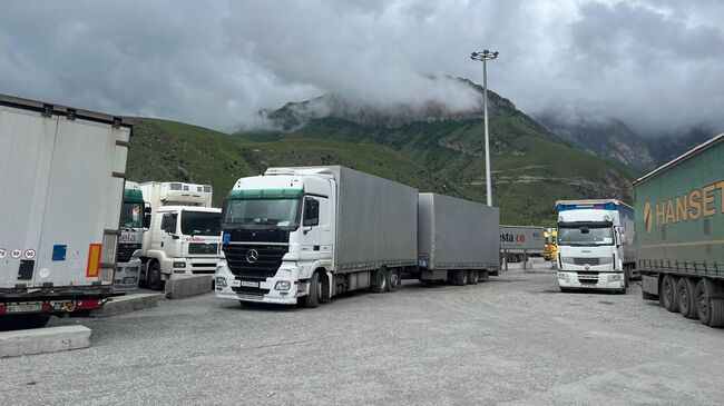 Движение через Верхний Ларс приостановлено для большегрузного транспорта