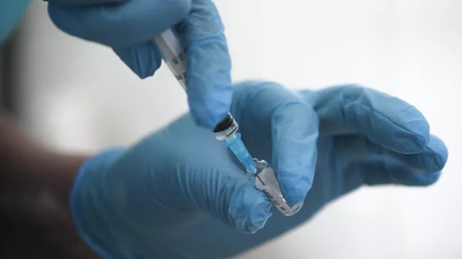 Медработник с вакциной 