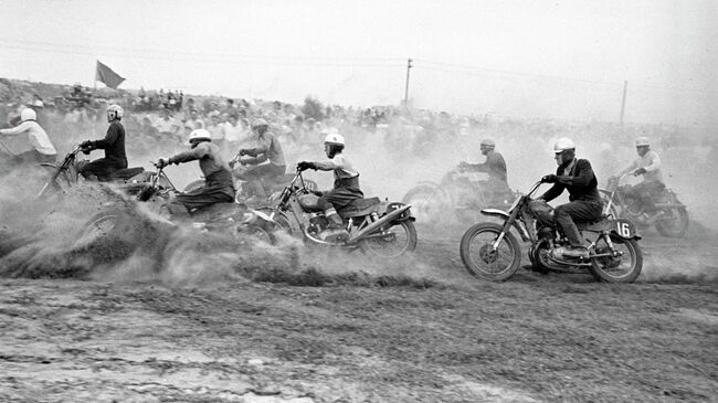 Мотогонщики во время соревнований, 1965 год