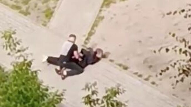 Росгвардеец задержал напавшего на него неадекватного мужчину, который с топором ходил среди детей во дворе в Балашихе