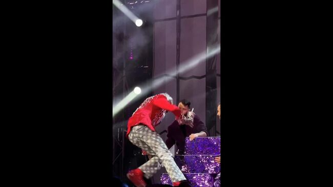 Падение Киркорова со ступенек во время выступления Падение Киркорова со ступенек во время выступления