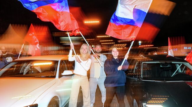 Участники автопробега на Садовом кольце в честь Дня флага России, который празднуется 22 августа