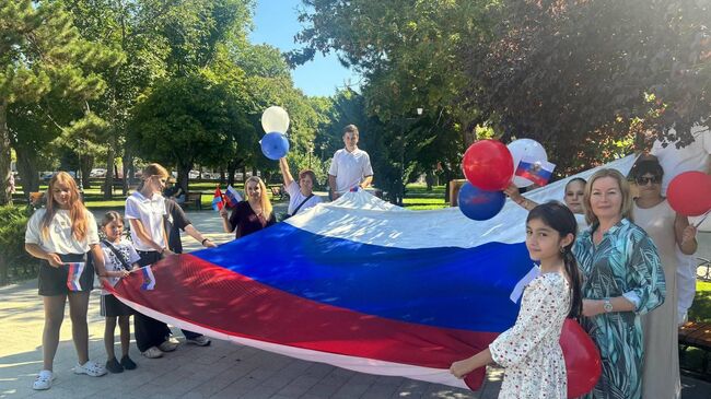 Переселенцы с Украины провели в Симферополе патриотический флешмоб Россия объединяет