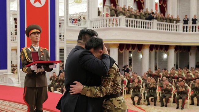 Торжественная церемония вручения государственных наград командирам и бойцам Корейской народной армии, принимавшим участие в операции по освобождению Курской области России от украинских боевиков