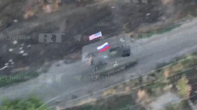 БТР под флагами России и США в зоне СВО